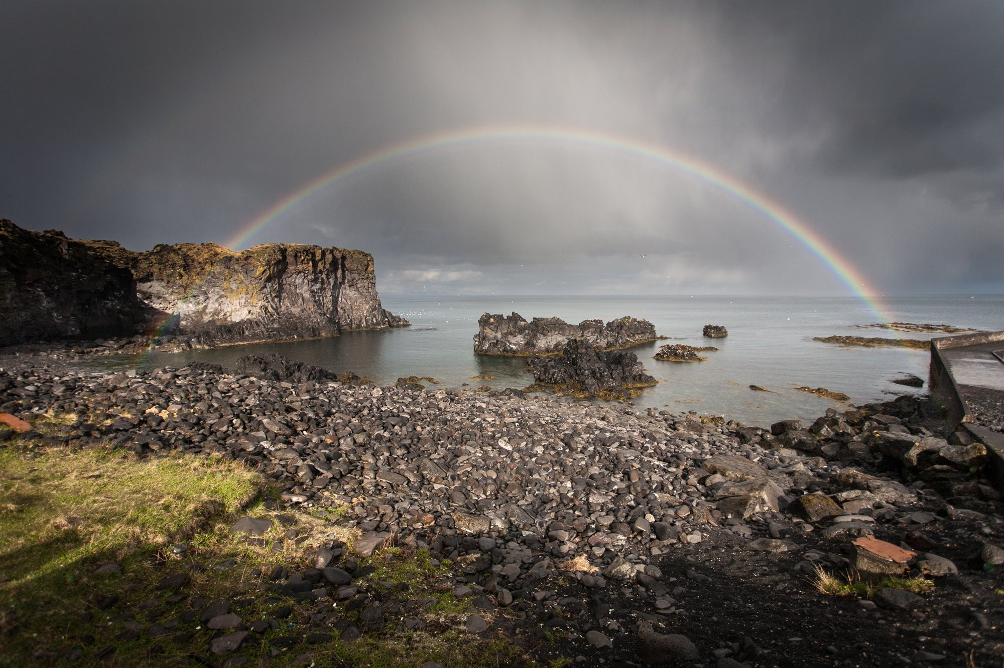 full-rainbow-over-rocks-and-water_a5992834-3919-4bd2-8701-77b4421b8bef.png